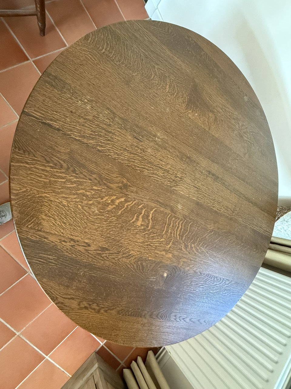 Te koop aangeboden: ronde tafel en 4 bijpassende stoelen