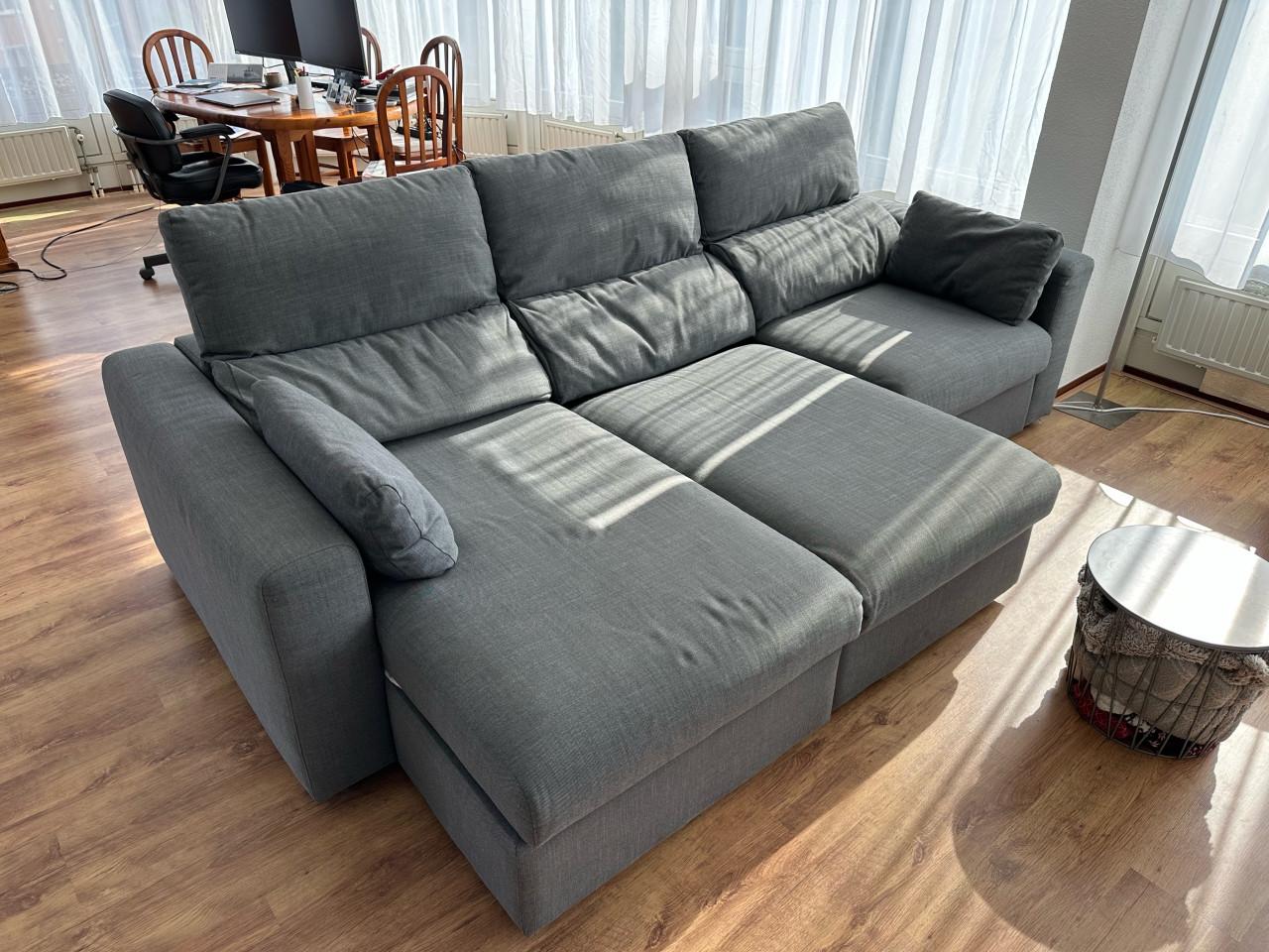 Grijze IKEA Eskilstuna slaapbank met chaise longue
