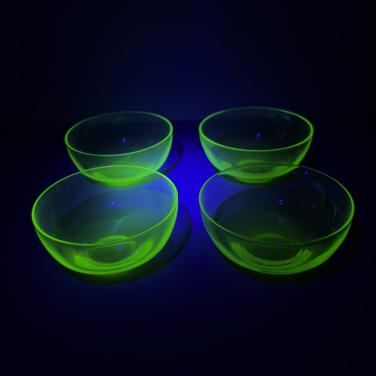 4 uranium schaaltjes, uv395