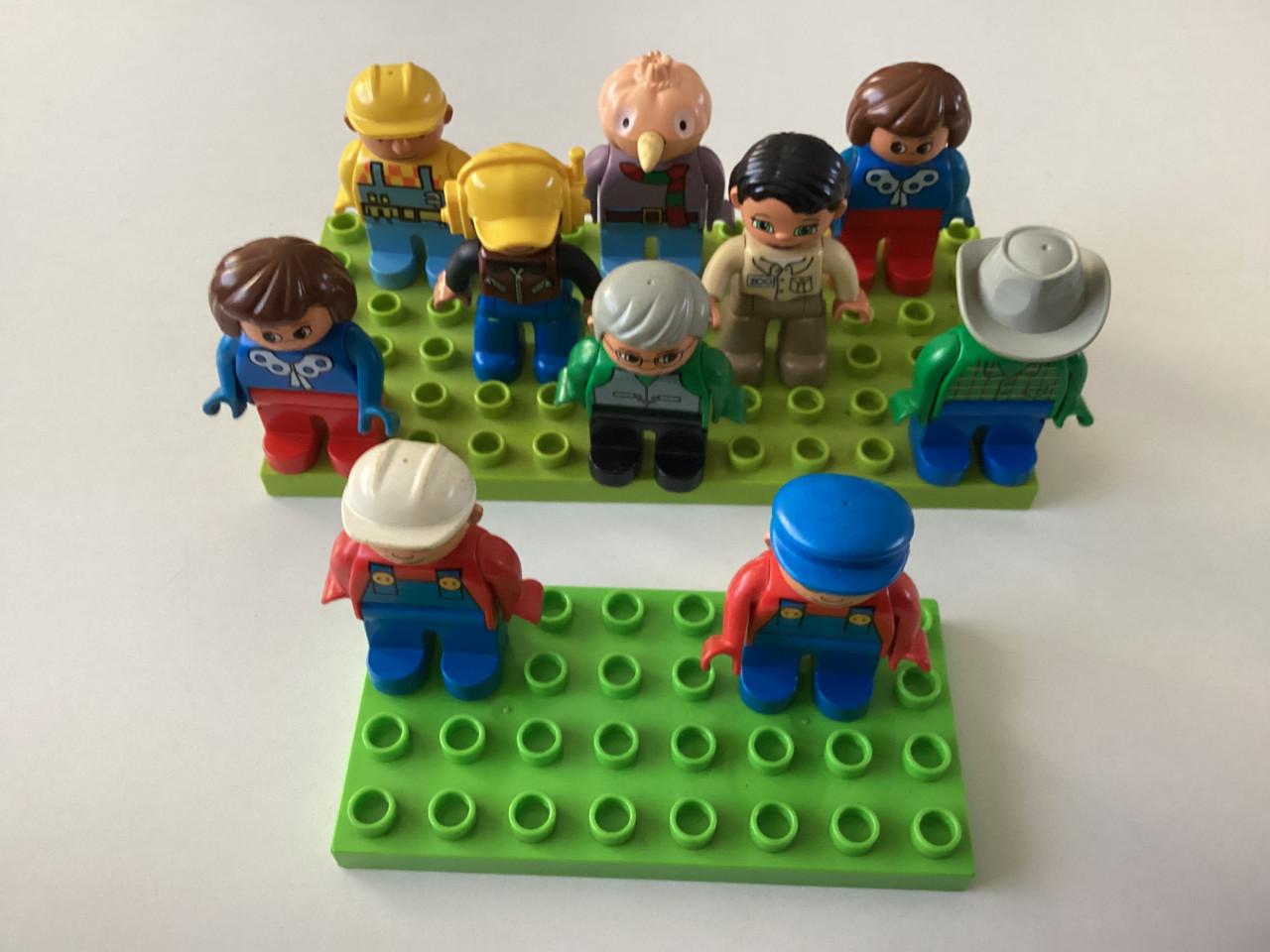 Lego.  Duplo.    30 poppetjes   (exclusief plaatje).