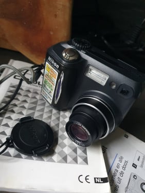 Zeer nette werkende Nikon Coolpix 885 zoom camera met accessoires...
