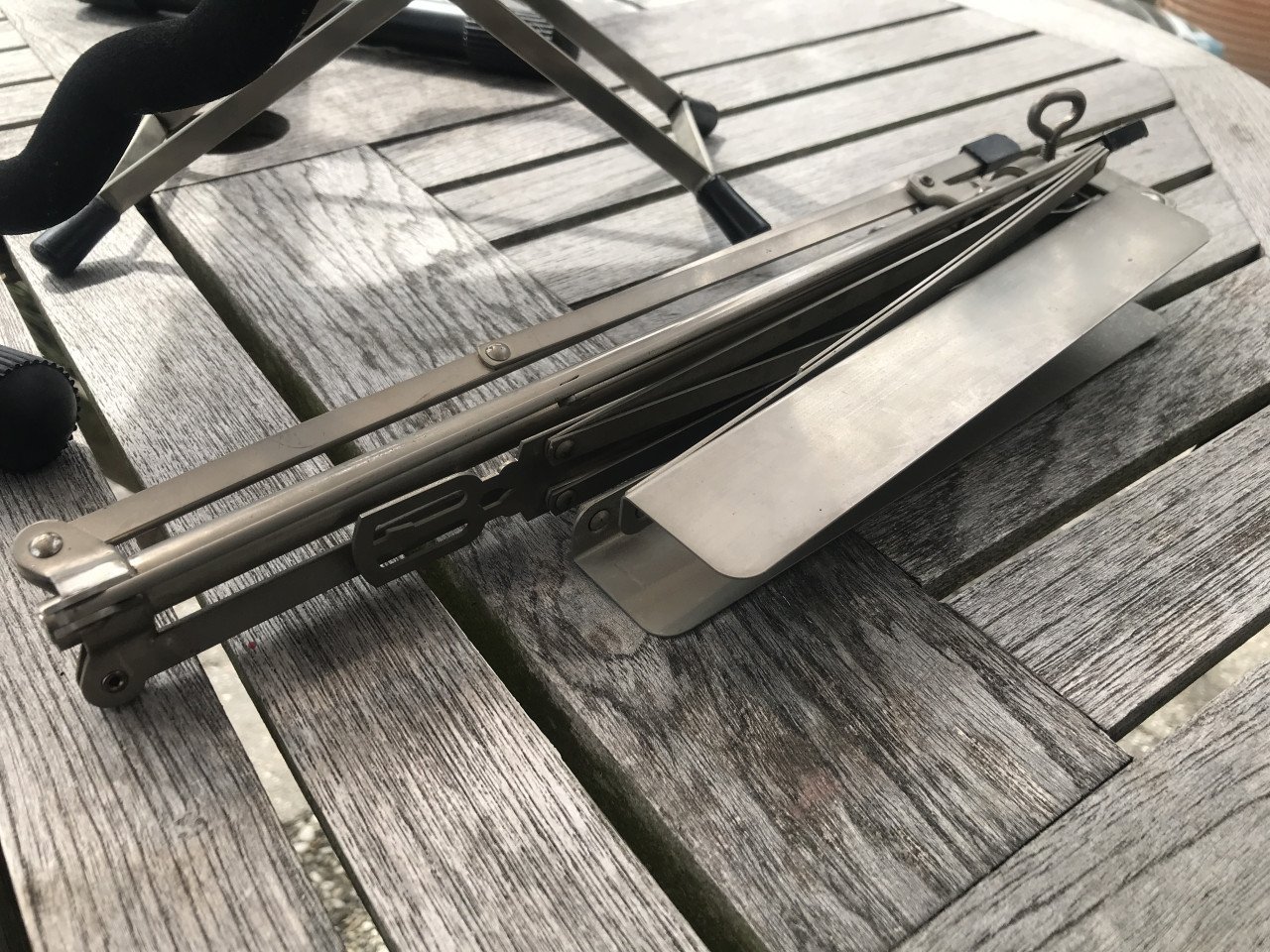 Gitaar-, muziekblad en voetstandaard