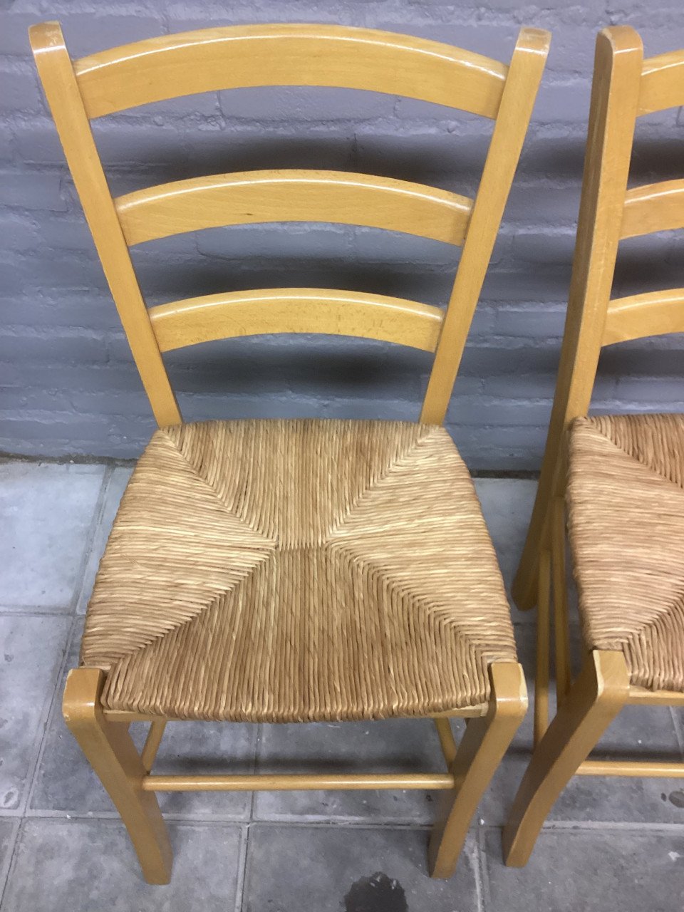 2 stoelen met rieten zitting