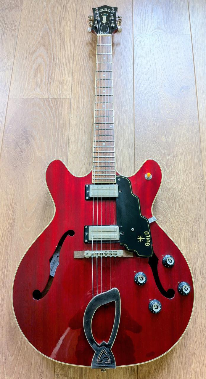 Guild Starfire 4 semi-hollow elektrische gitaar, kleur Cherry Red