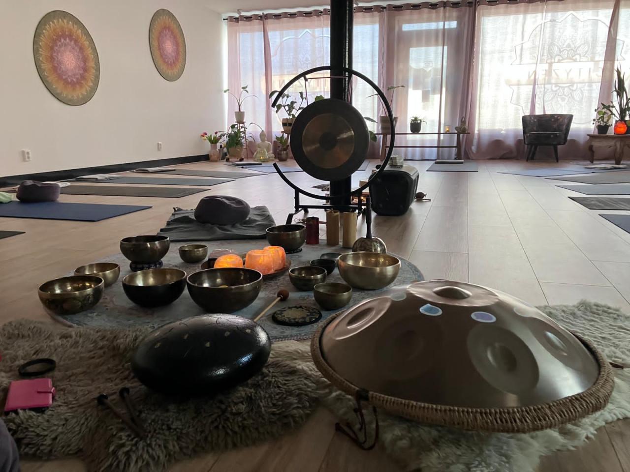 Klankschaalreis met schaal op je lijf en meditatie