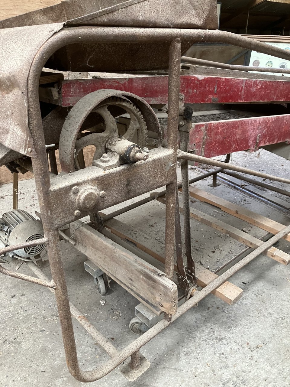 Aardappelsorteerder op motor werkend, oude