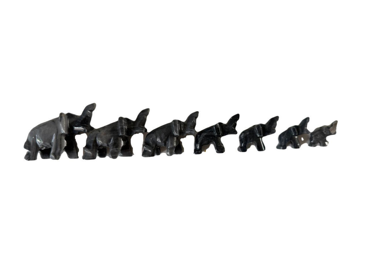 Set van 7 onyx olifantjes.
