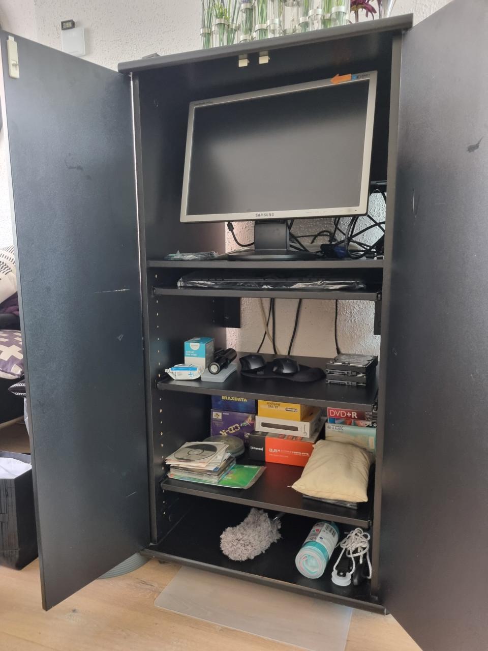 Computerkast zwart op wielen