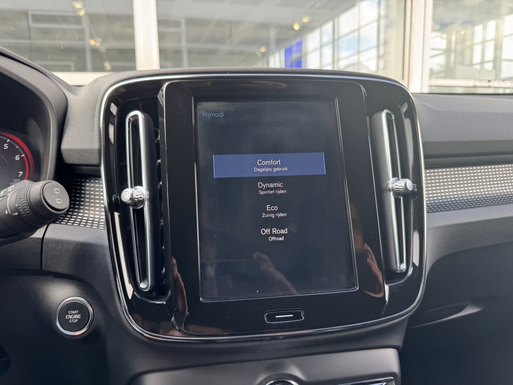 Volvo XC40 t4 190pk r-design| adap.cruise| trekhaak| stoel.verw| h&k sound