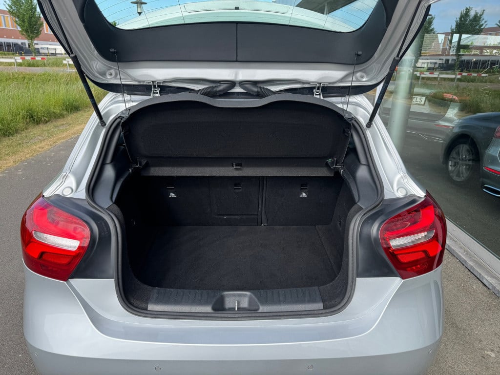Mercedes-Benz A-Klasse 180 urban , apple-carplay / panorama dak
