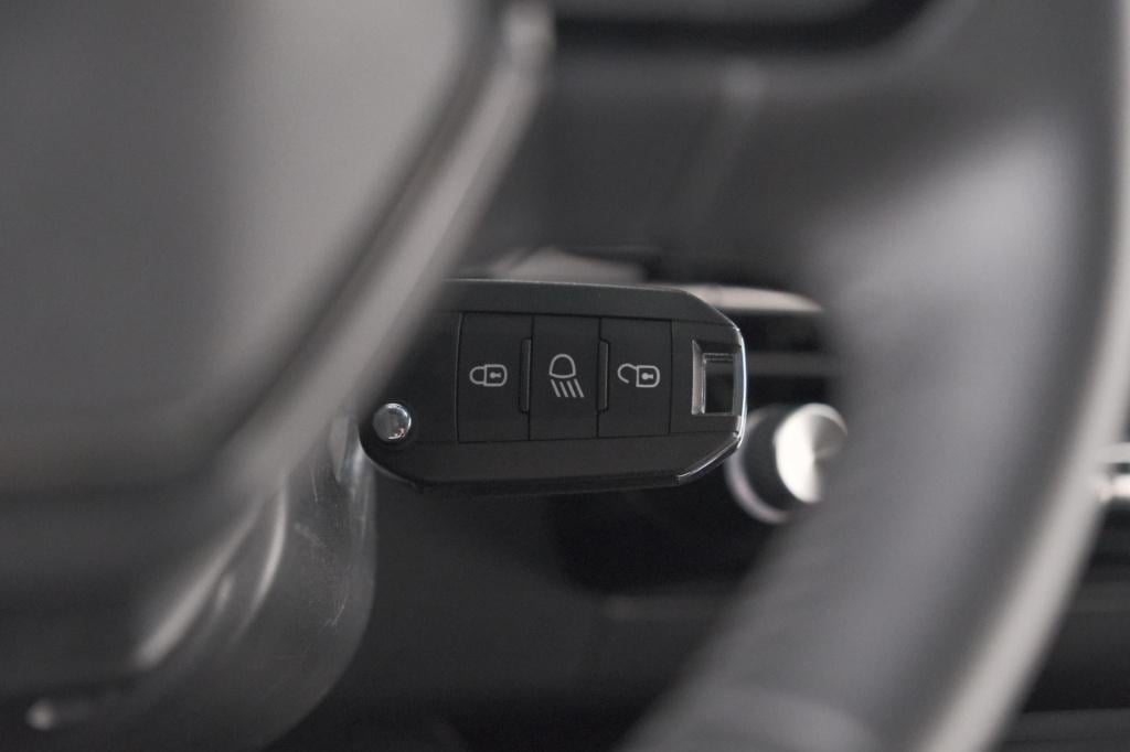 Peugeot 2008 hybrid 136 e-dcs6 style | apple carplay | parkeersensoren | cl