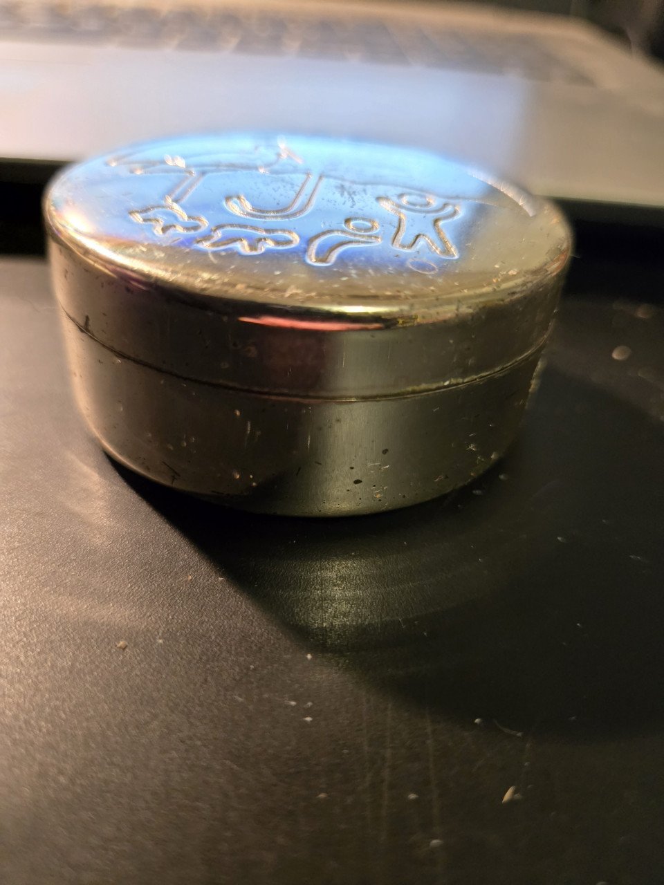 Rond tandendoosje met ooievaar 6x2.5 cm Bekleed met zwart vilt.