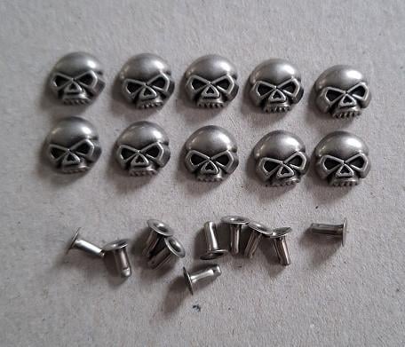 10x Skull Studs