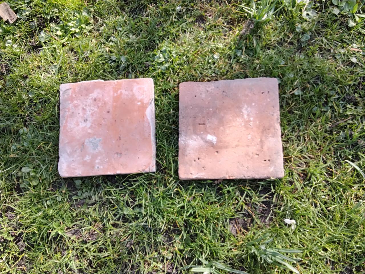 Oude rode gebakken plavuizen