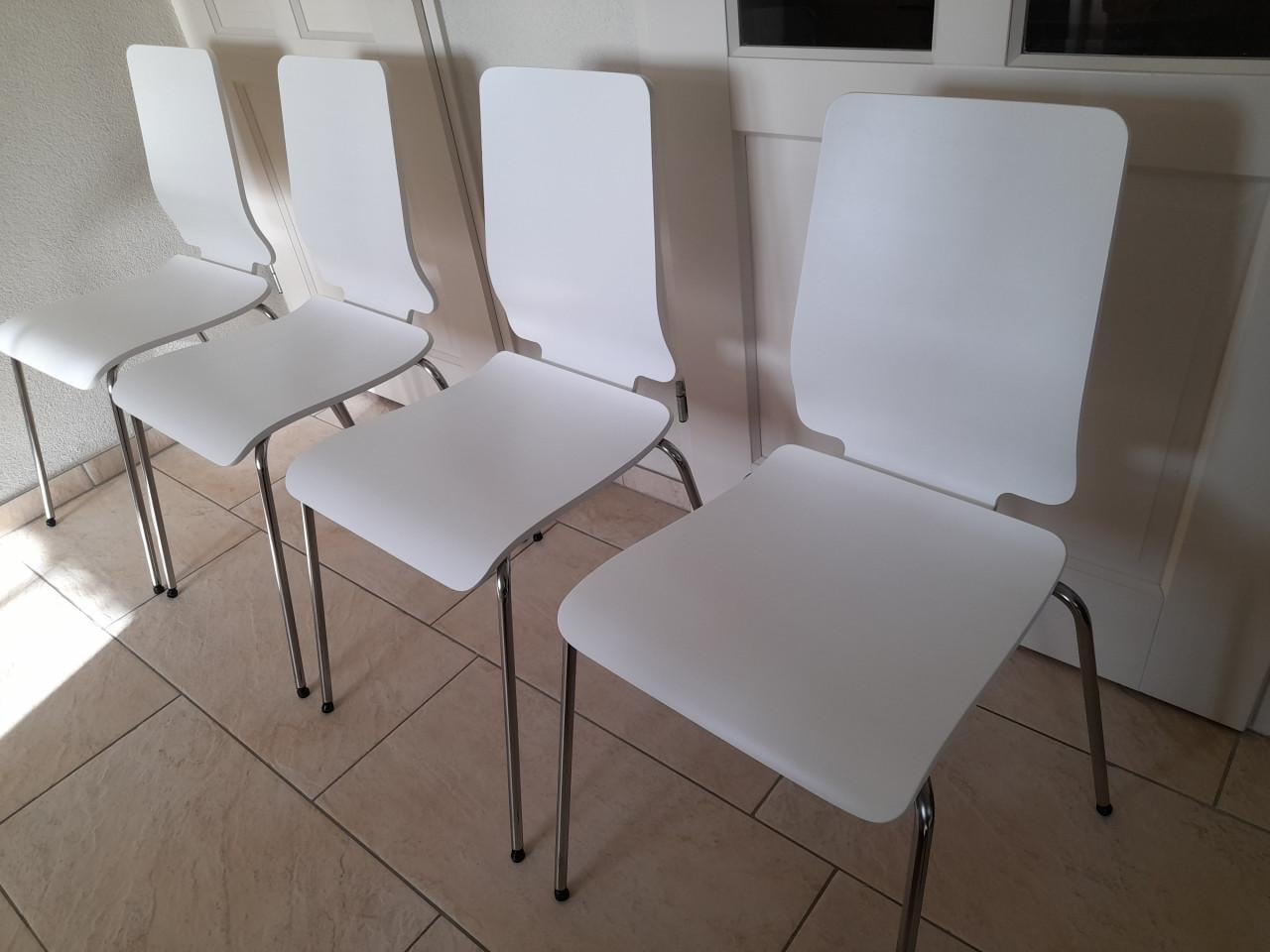 4 Witte houten stoelen ( in goede staat )