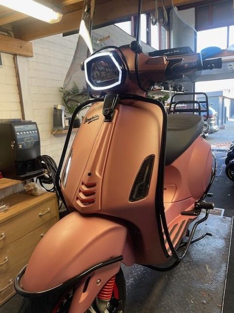 Schitterende custum Vespa sprint gold roze weinig km als nieuw