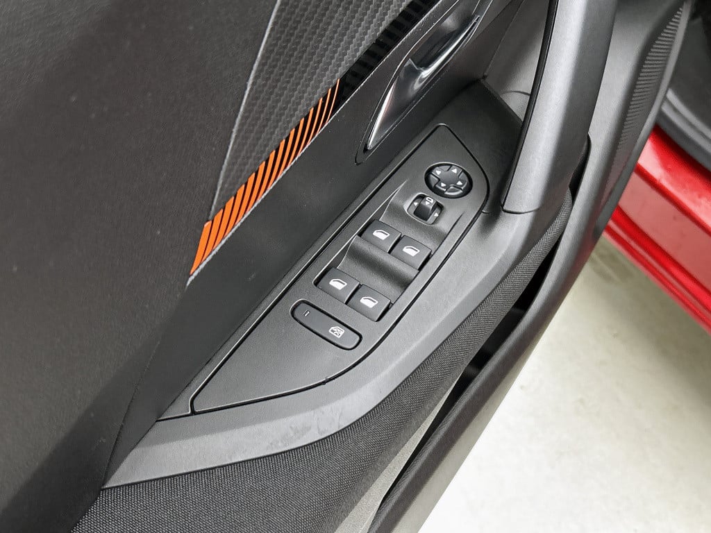 Peugeot 2008 130 pk automaat active pack | camera | parkeersensoren | apple