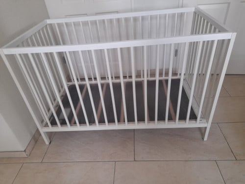 Ledikantje  ( in goede staat )   Eventueel met schoon matras