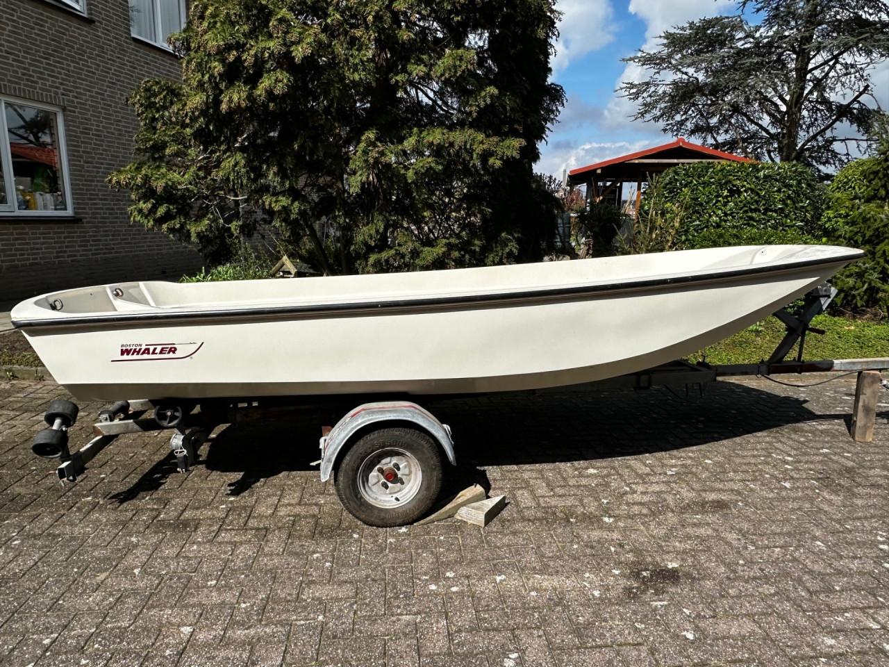Boston Whaler 13 met Mariner 25pk 4takt buitenboordmotor.