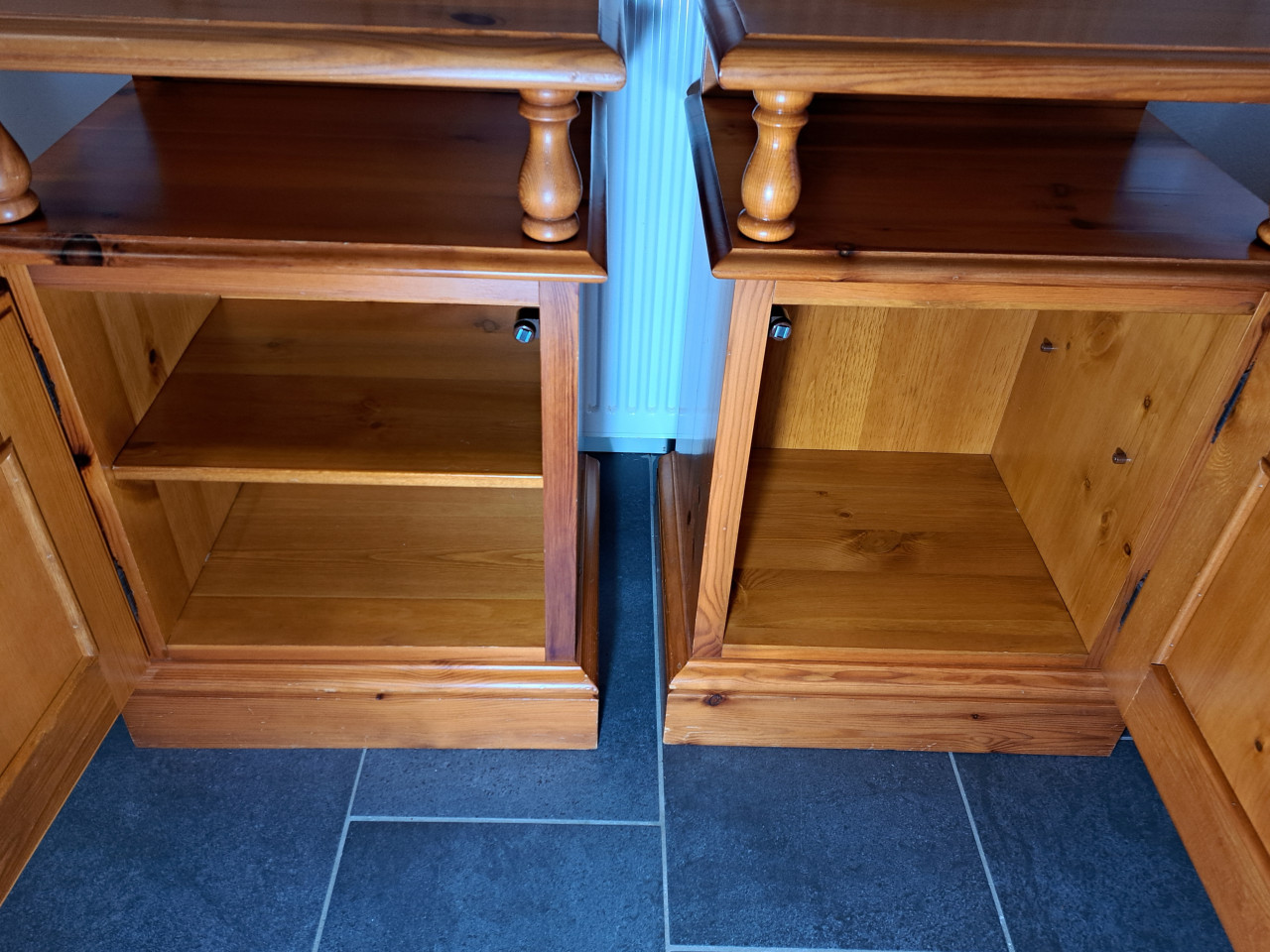 2 oude originele massief grenen nachtkastjes