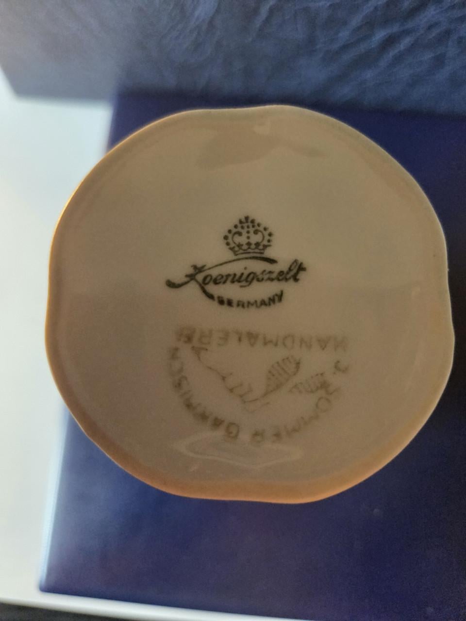 Porcelijnen vaasje koeningszelt