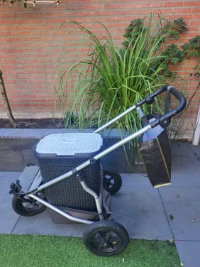 Kinderwagen met wasmand voor bezorgen kranten/folders te koop
