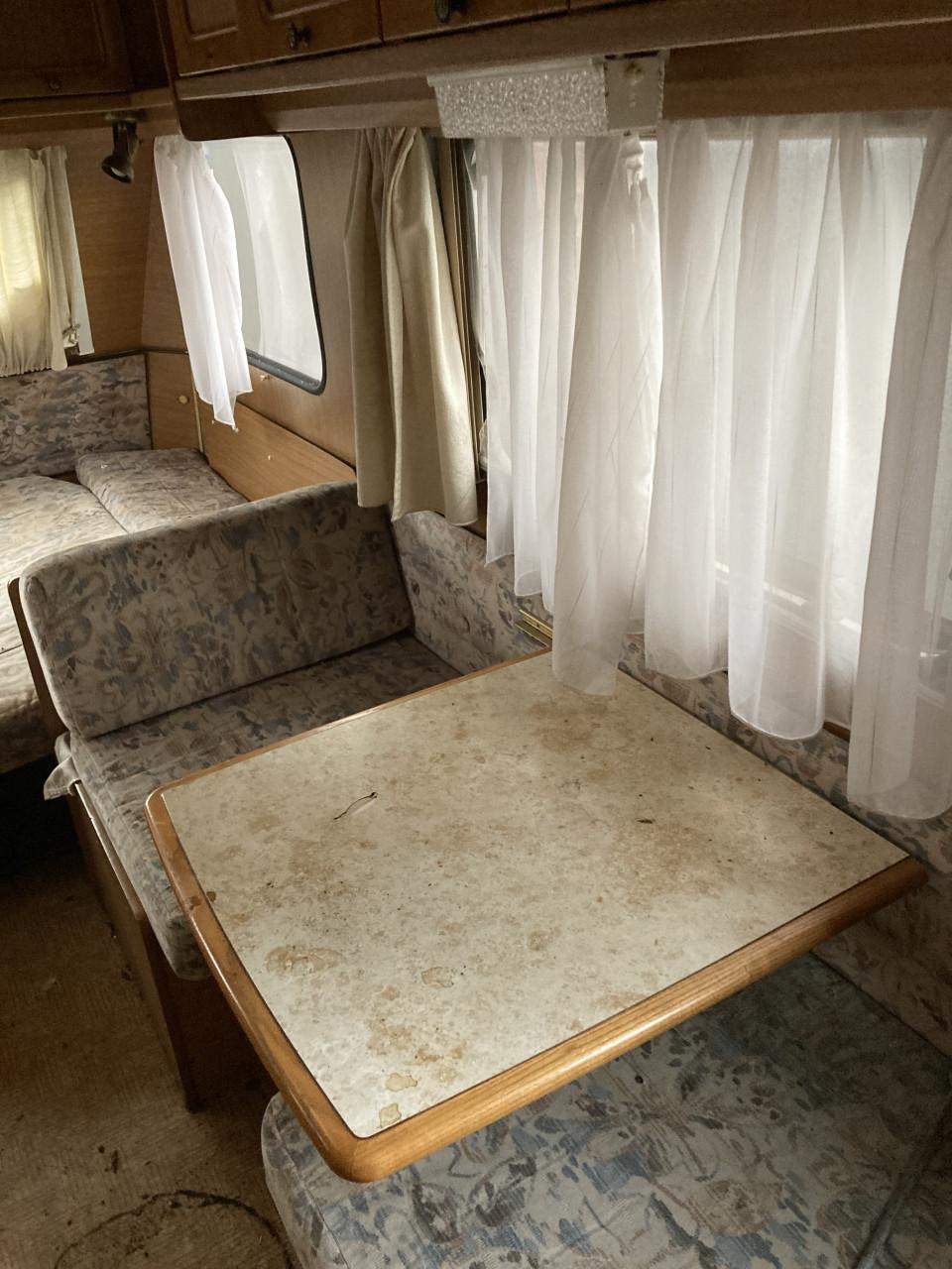 Caravan Dethleffs Nomad 5p met kenteken, sani en voortent