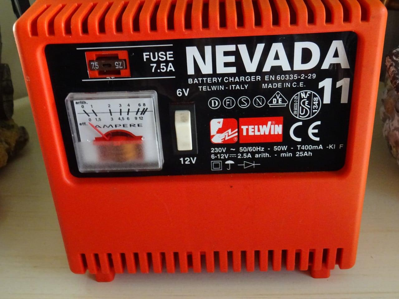 Nog bijna niet gebruikte battery charger 6 en 12 volt lader zie foto s