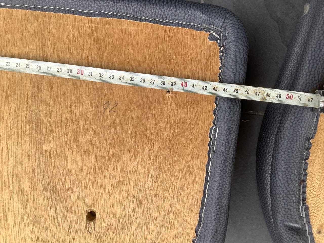 Stoelzitting, 4 stuks. Hout met kunstleer omkleed. Zgan.