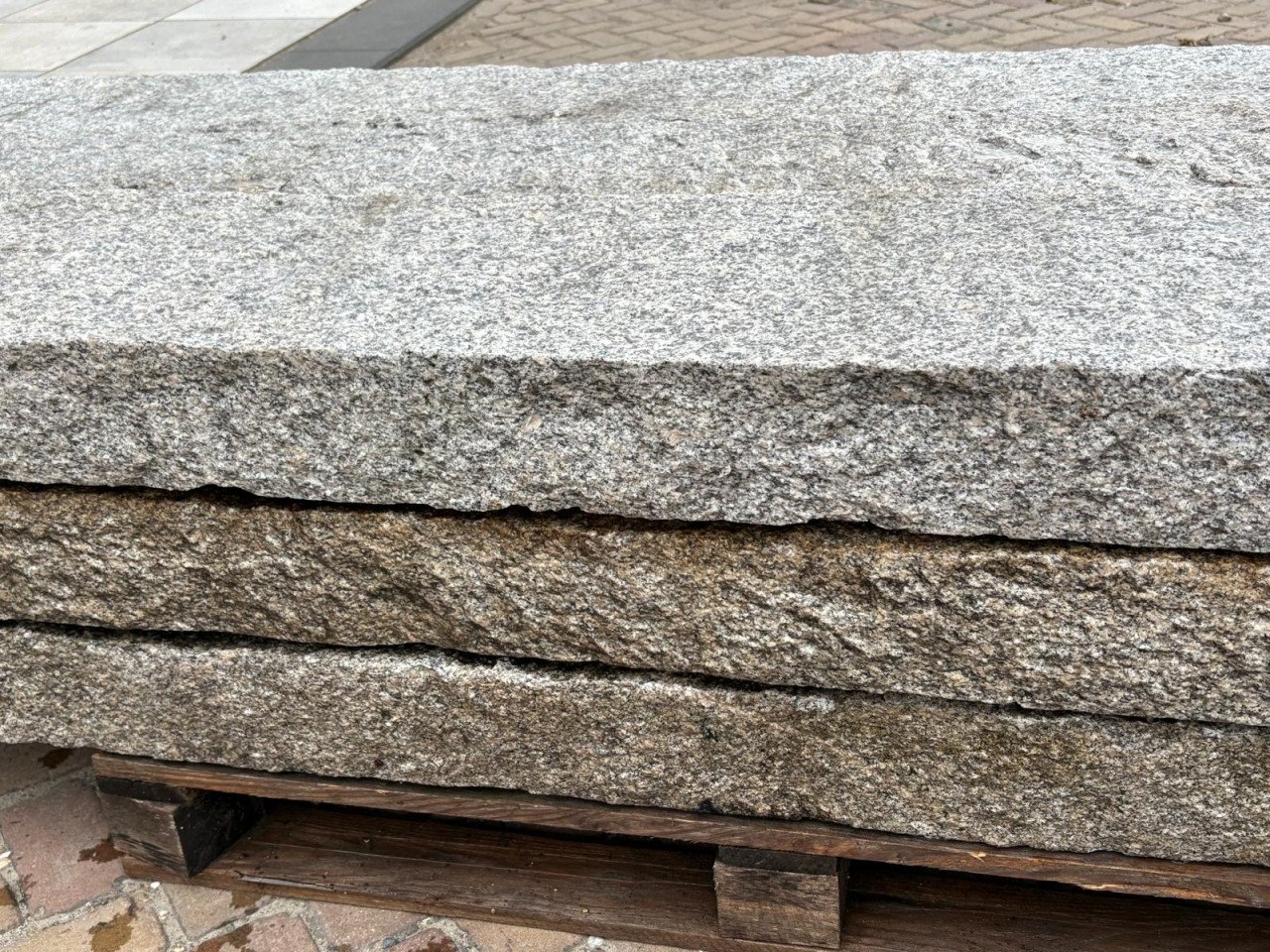 Partij granieten banden en platen