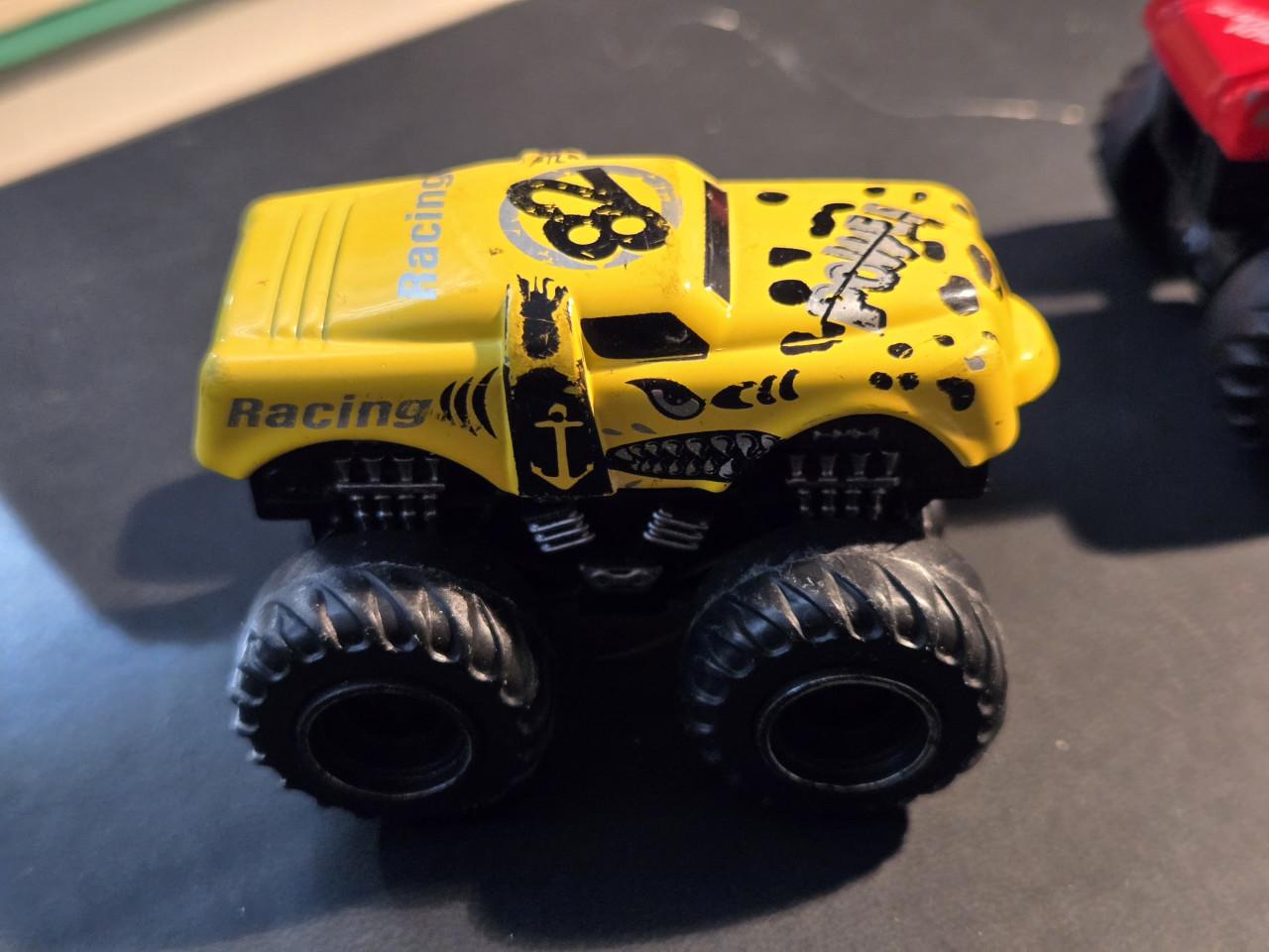 2 monstertrucks 6x5x4cm