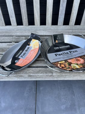 Schalen voor de BBQ. Vis en paella