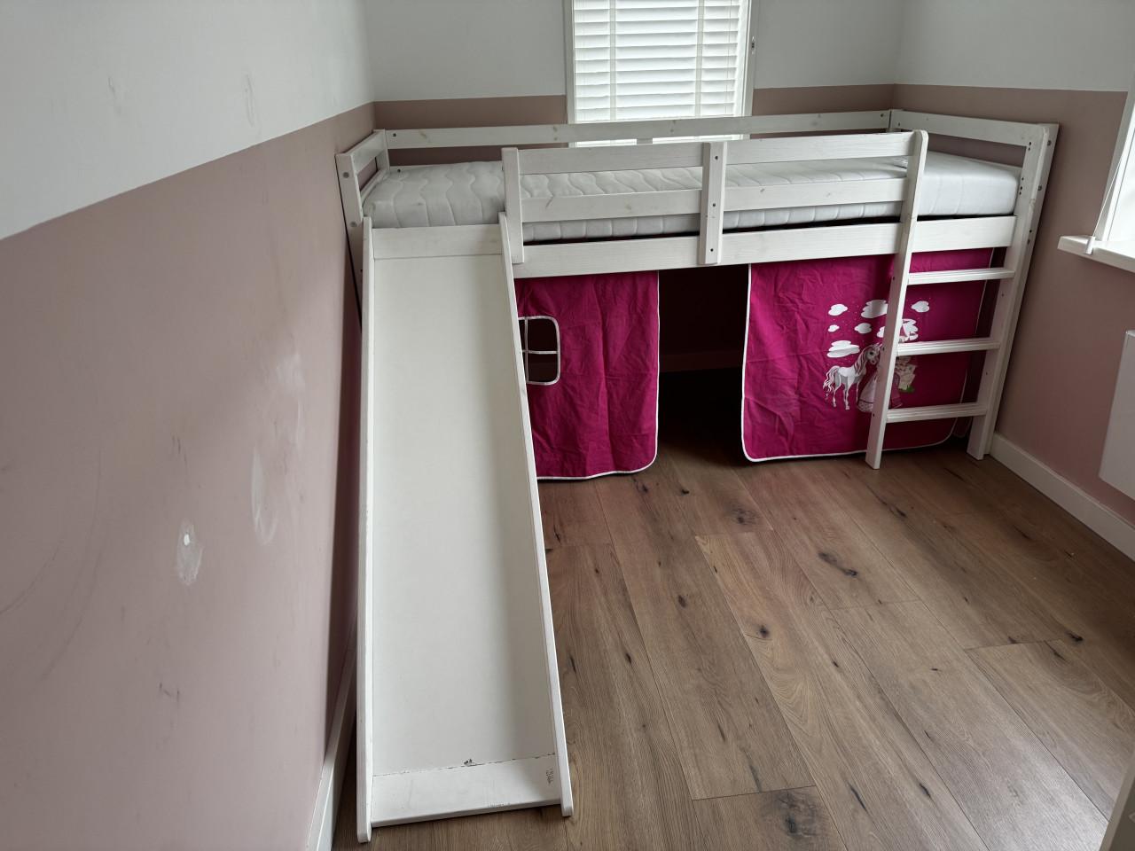 Halve hoogslaper met glijbaan