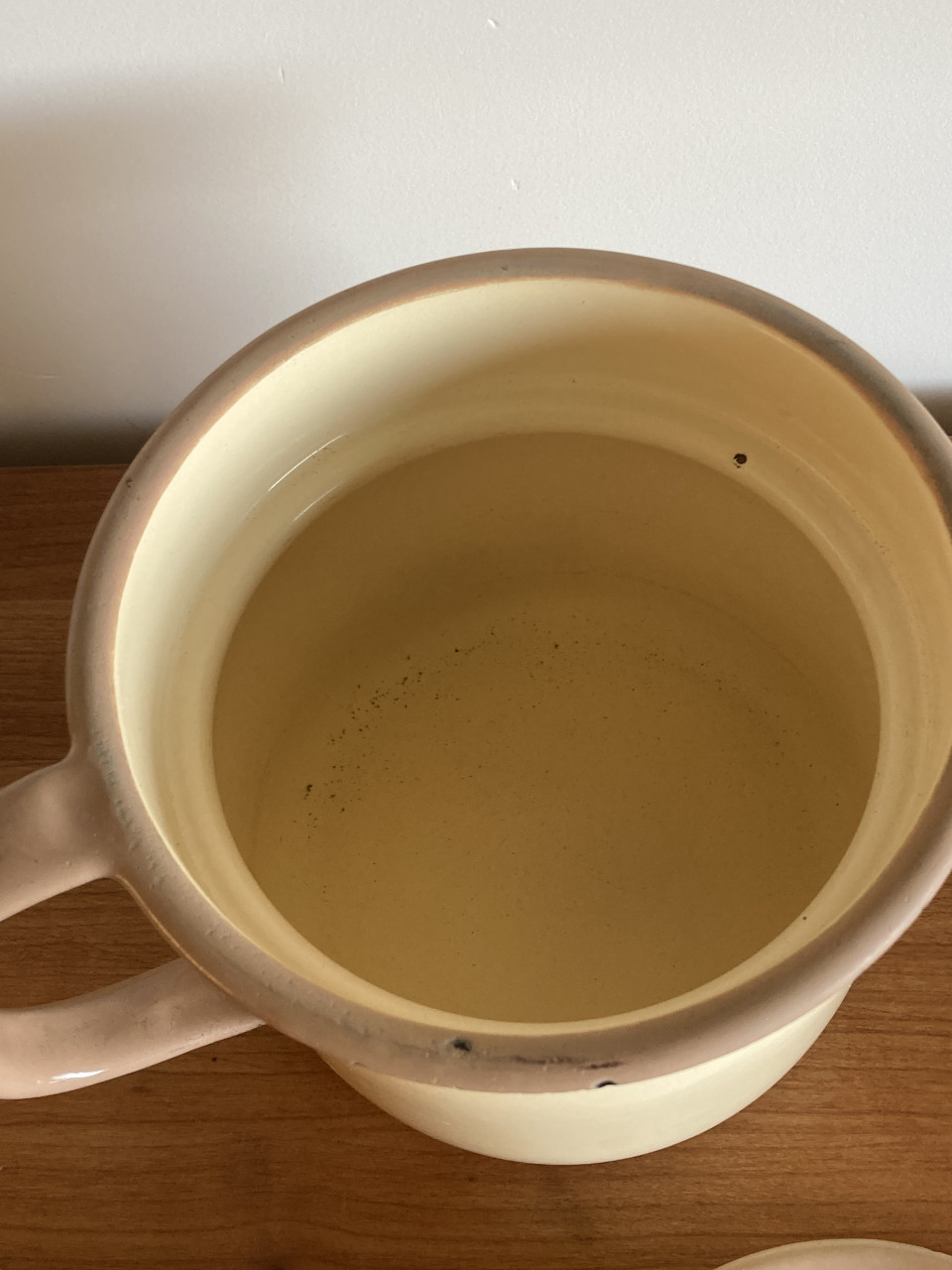 Vintage crèmekleurige melkkoker met overkookdeksel