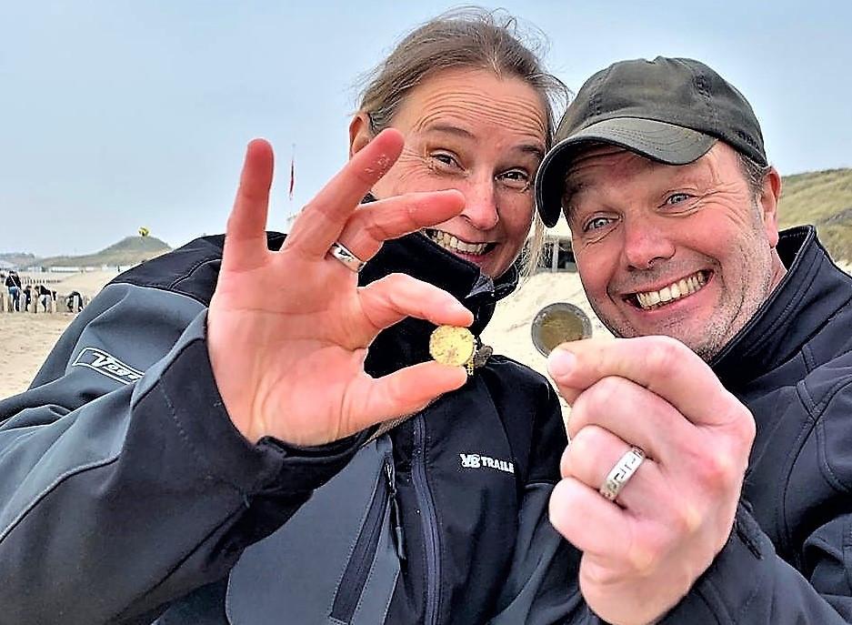 Metaaldetector activiteiten op strand