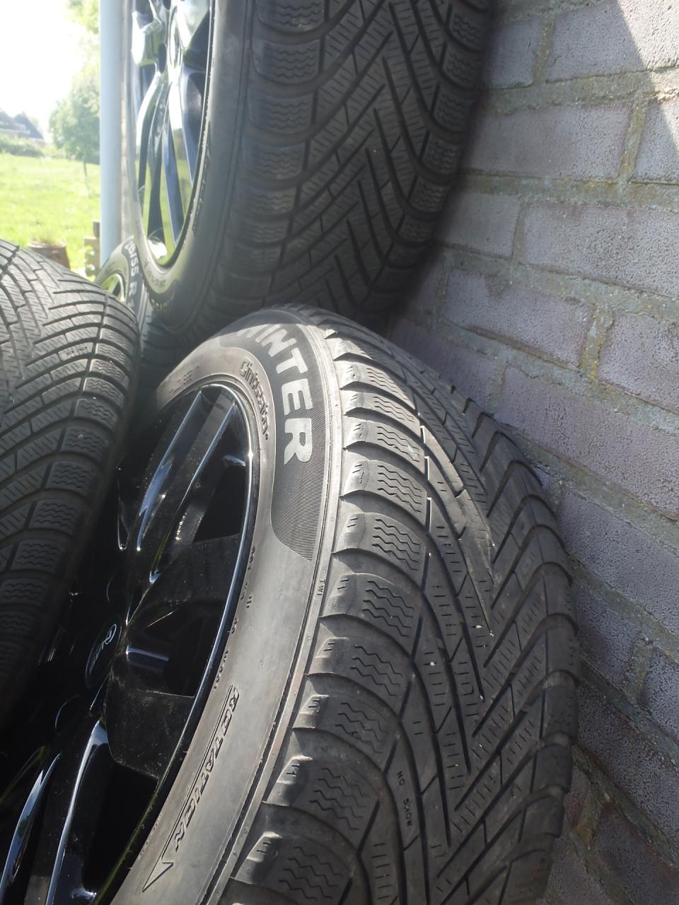 SETS WINTERWIELEN: Breedset 245/45/17 VOLVO/FORD en set 215/55/17