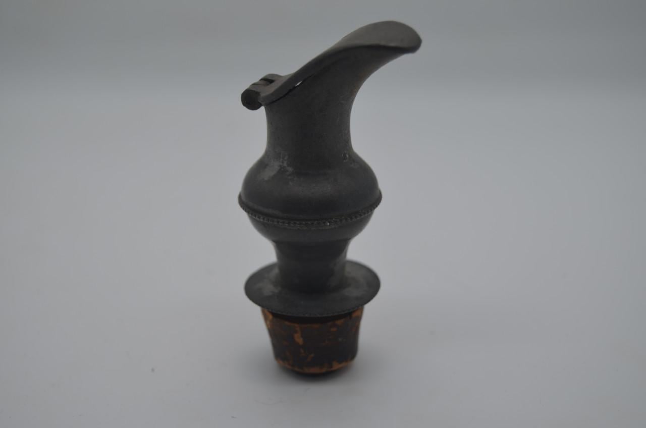 Oude tinnen schenktuit