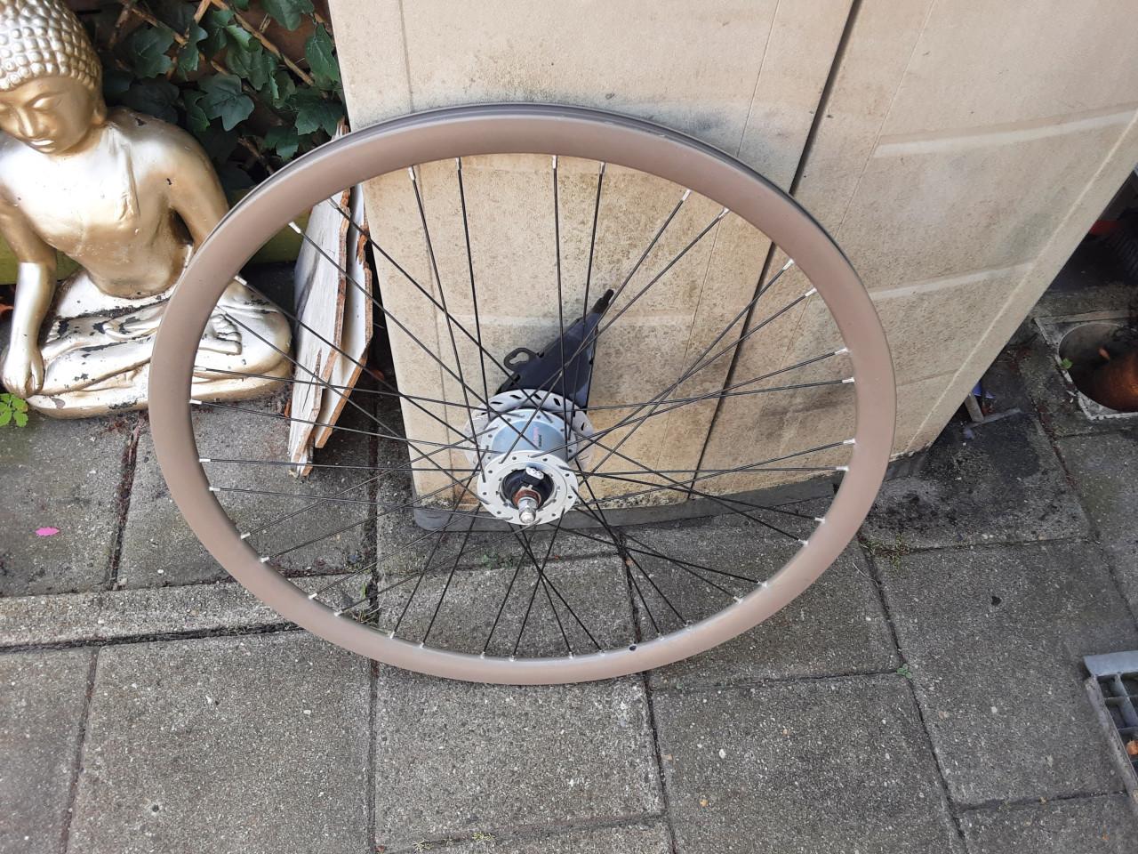 28 inch shimano voorwiel, naafdynamo, rollerbrake rem