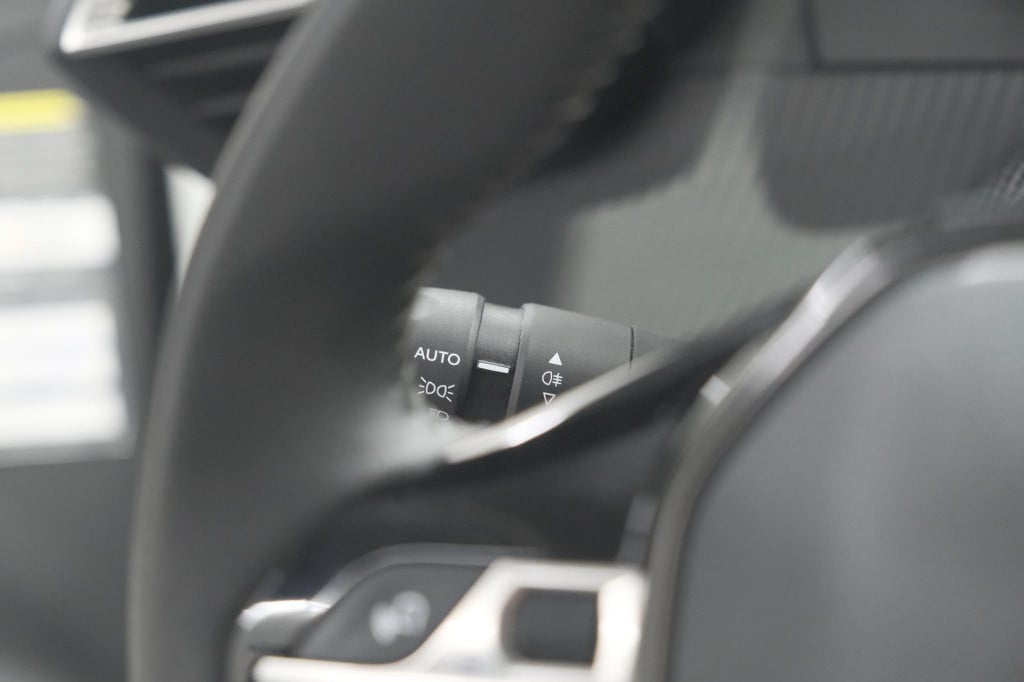 Peugeot 208 puretech 100 eat8 allure pack | camera | apple carplay | parkee