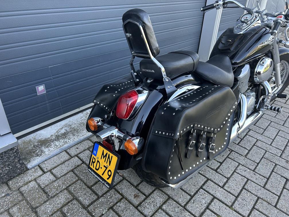 **VERKOCHT** Honda VT750C2, 1999, 32 dkm, lederen koffers, sissybar €3500,-