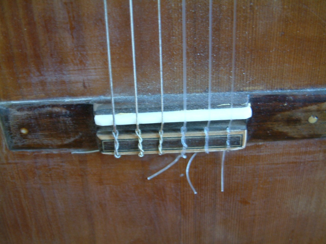 Klassiek  gitaar  goede klank is een oudere goede gitaar die je vlug pakt
