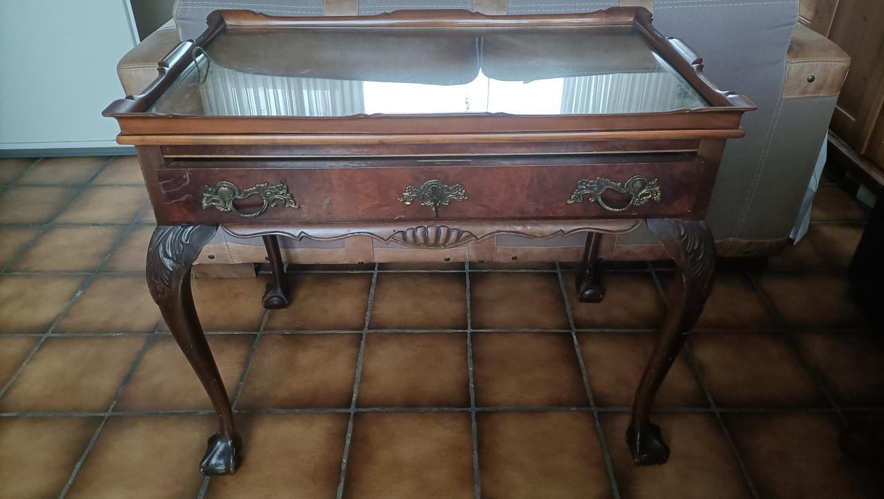 Antieke (walnotenhouten) theetafel.