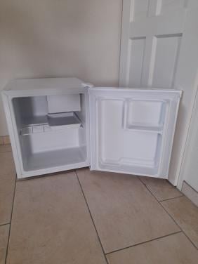 Severin Camping koelkast met vriesvakje  44 x 47 x 50H (z.g.a.n.)