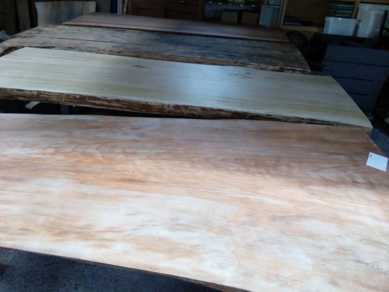 Boomstam tafels planken wandplanken decoratie bartafel salontafel