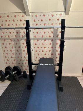 Halterbank met haltergewichten, rubber tegels en magnesium