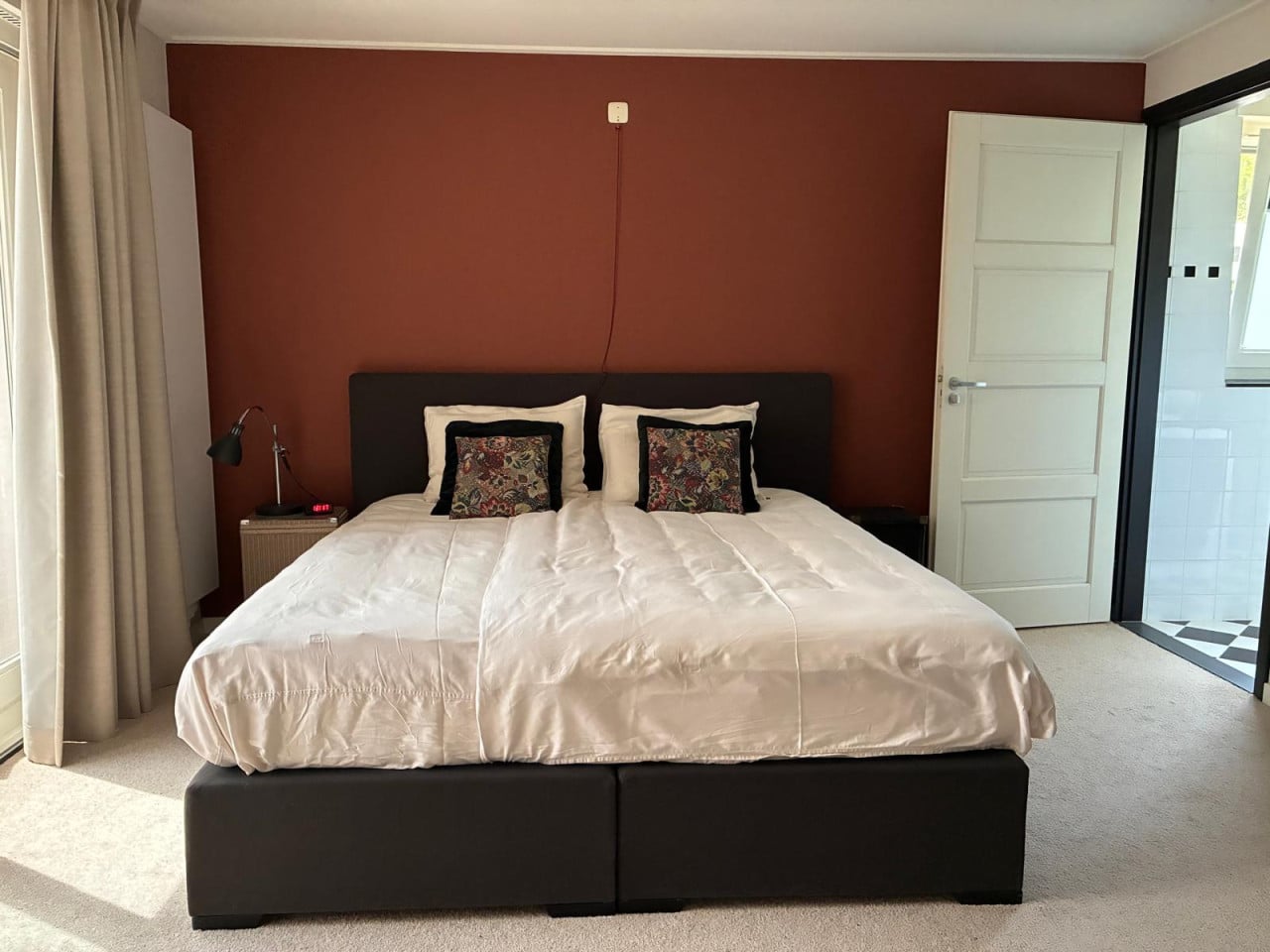 2-persoons Boxspring bed met nieuwe matrassen (ook als 2 x 1 persoons)