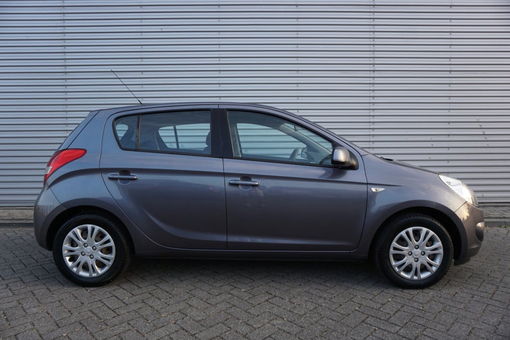 Hyundai I 20 1.2i dynamicversion airco / elektr. ramen / parkeers. / nap