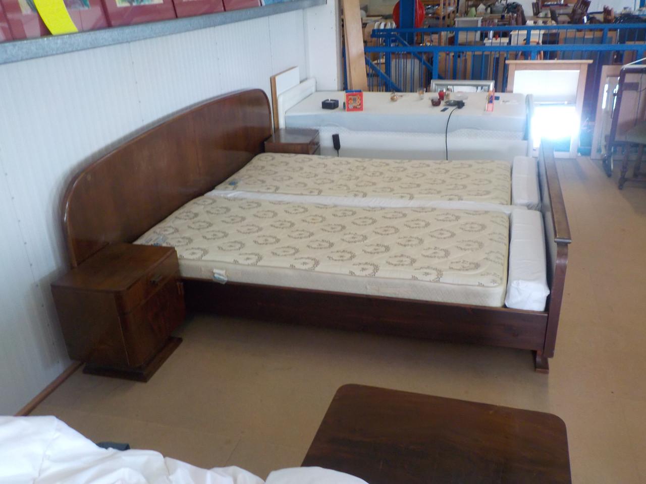 Jaren '30 ledikant 180 x 200 cm met bodems en matrassen + 2 nachtkastjes