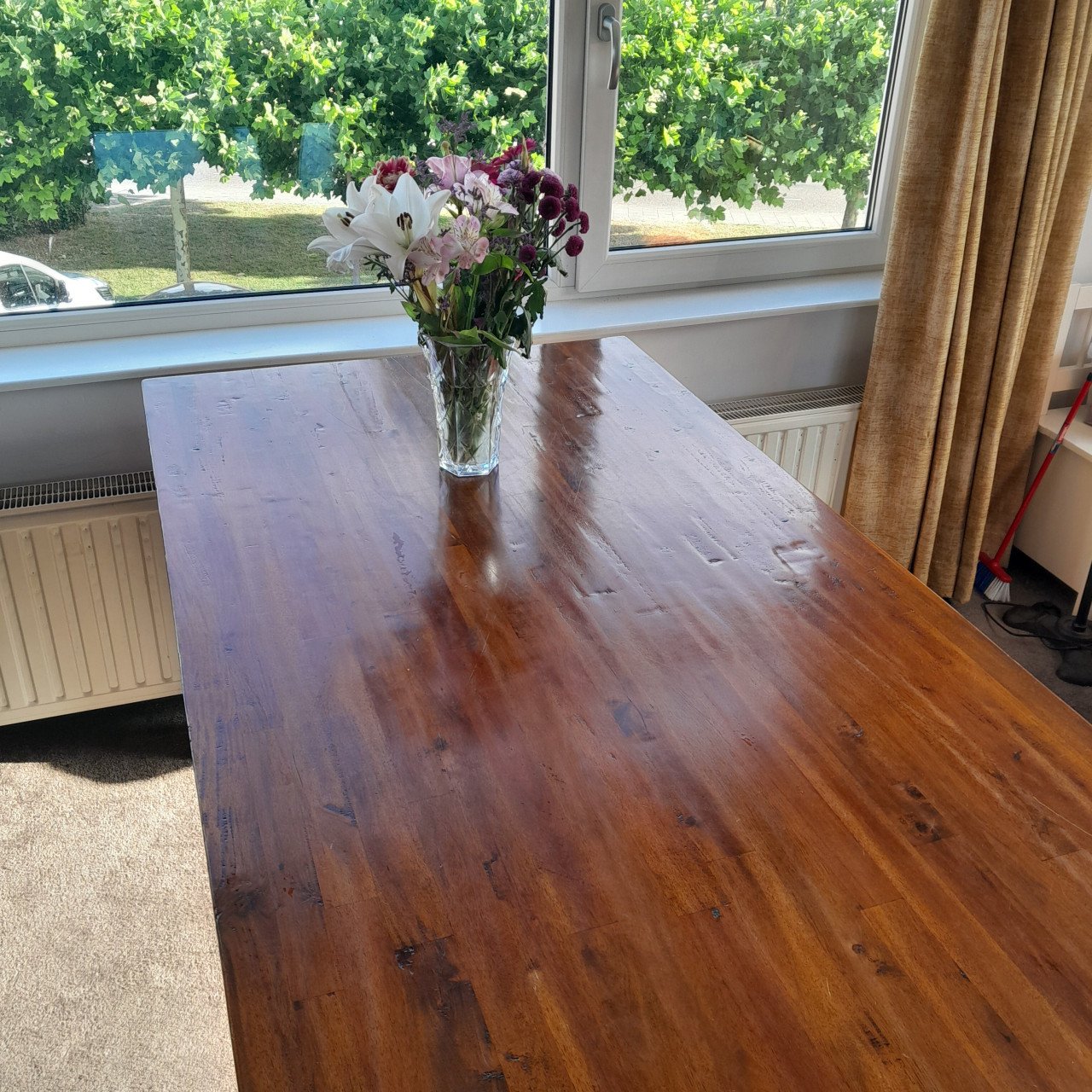 Eettafel met bijbehorende salontafel en 2 kasten
