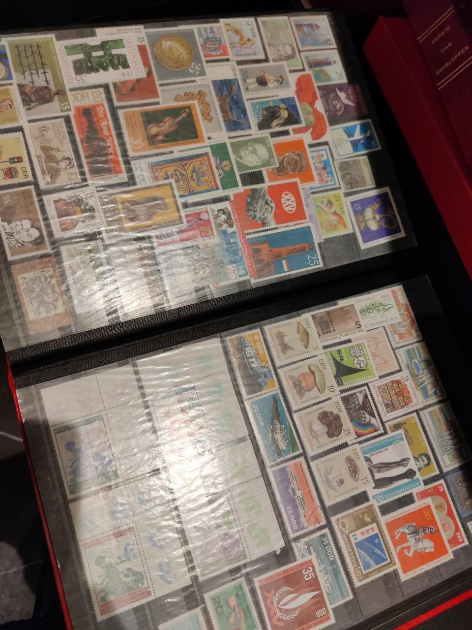 Nog mooi zwartbladig album vol met postfrisse zegels wereld!